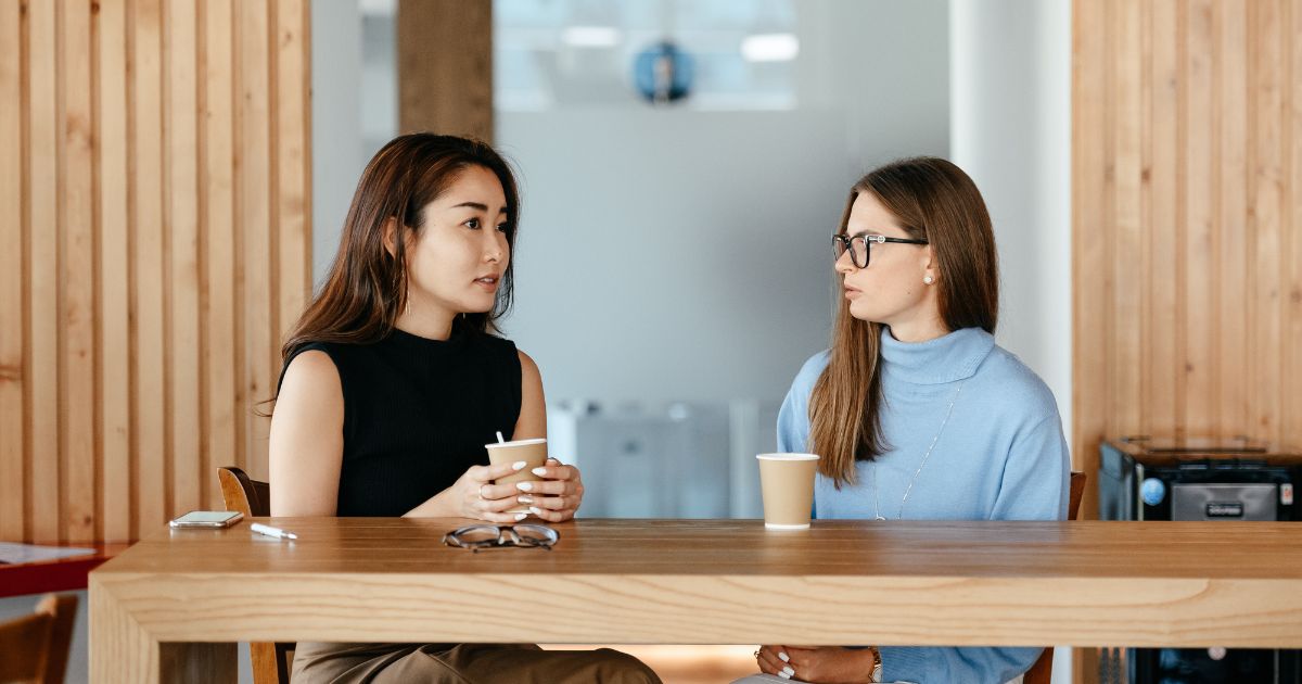 カフェで会話している女性二名