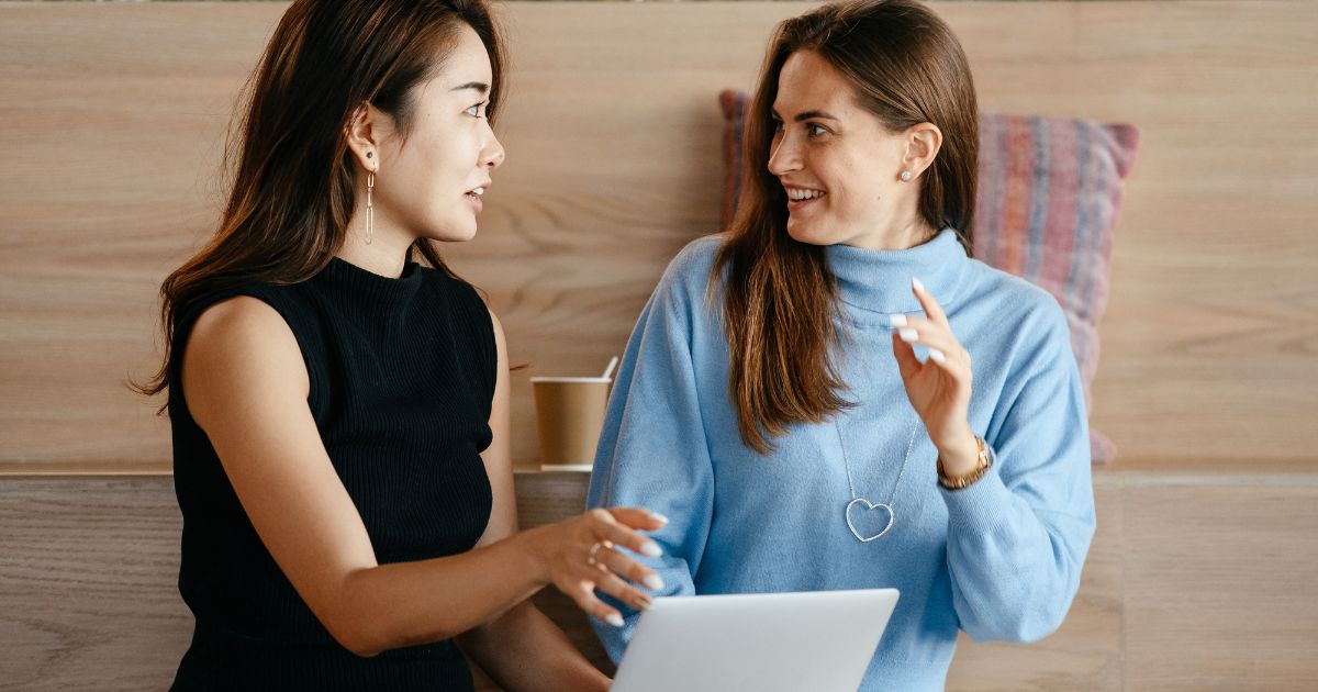 リラックスした様子で対話する女性