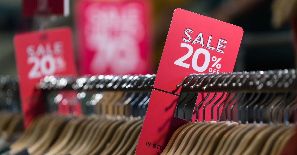 SALE20%と書かれた赤い札がハンガーラックに提げられている