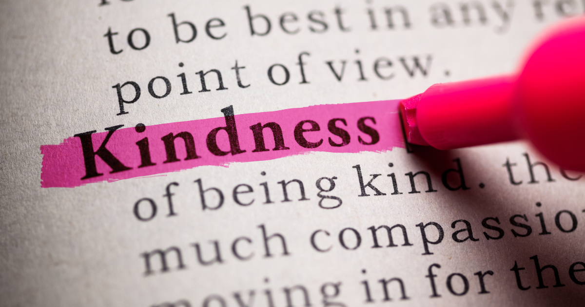 Kindnessという単語に蛍光ペンで線を引いている