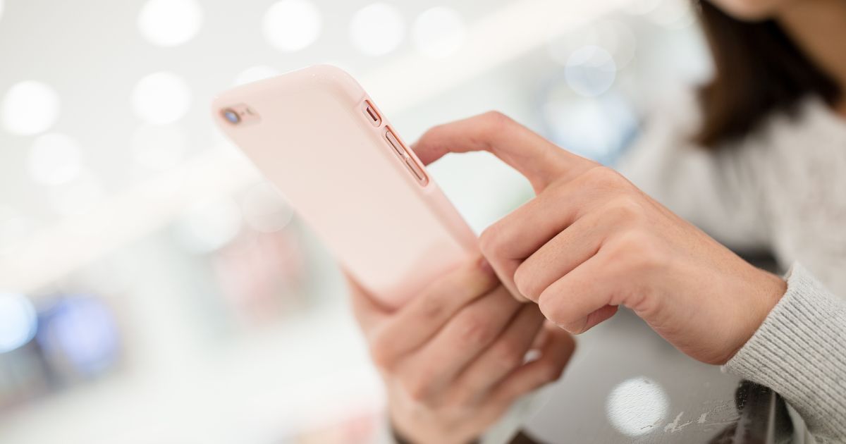 スマートフォンを操作している女性