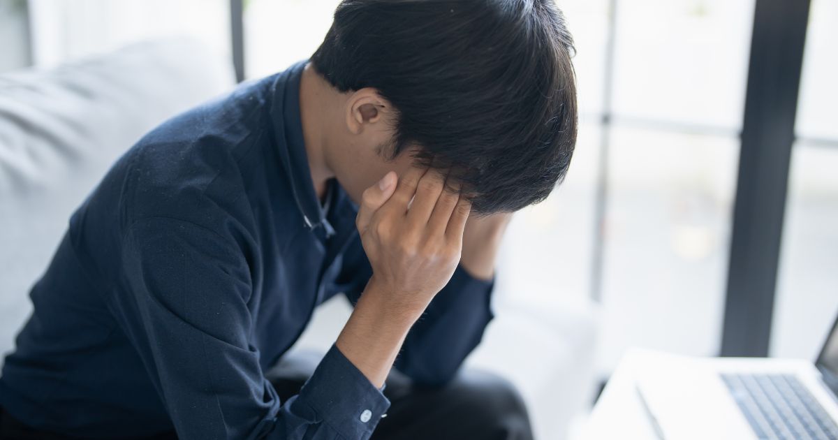頭を抱えている男性