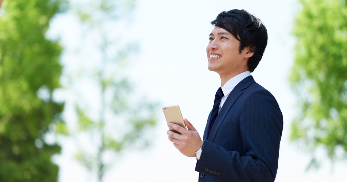 スマートフォンを持っている男性