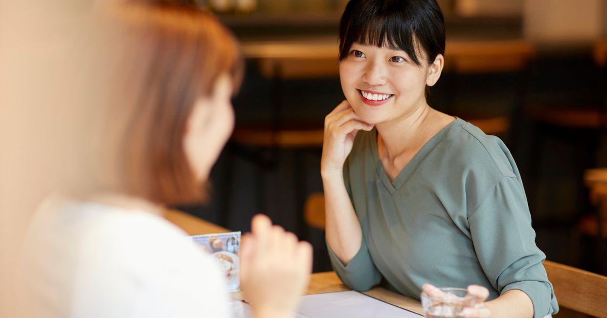 にこやかに会話している女性