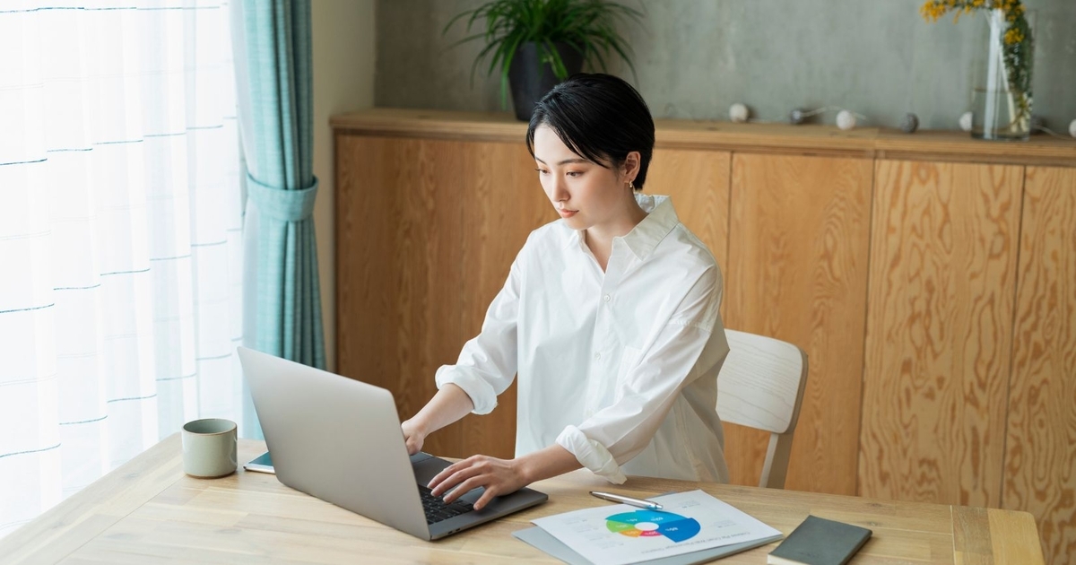 自宅で仕事をしている女性