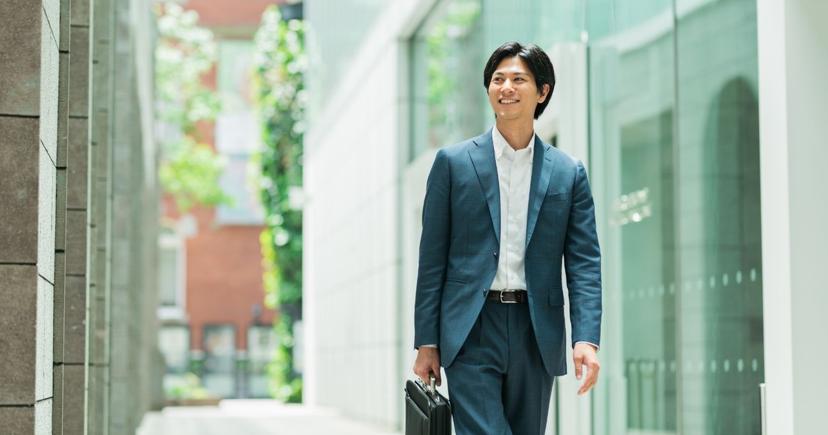 笑顔で歩いているビジネスパーソン