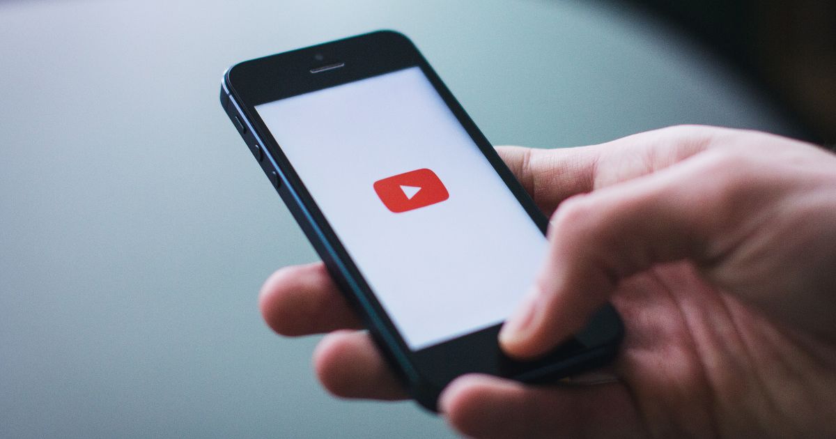 スマホでYouTubeを視聴している手元