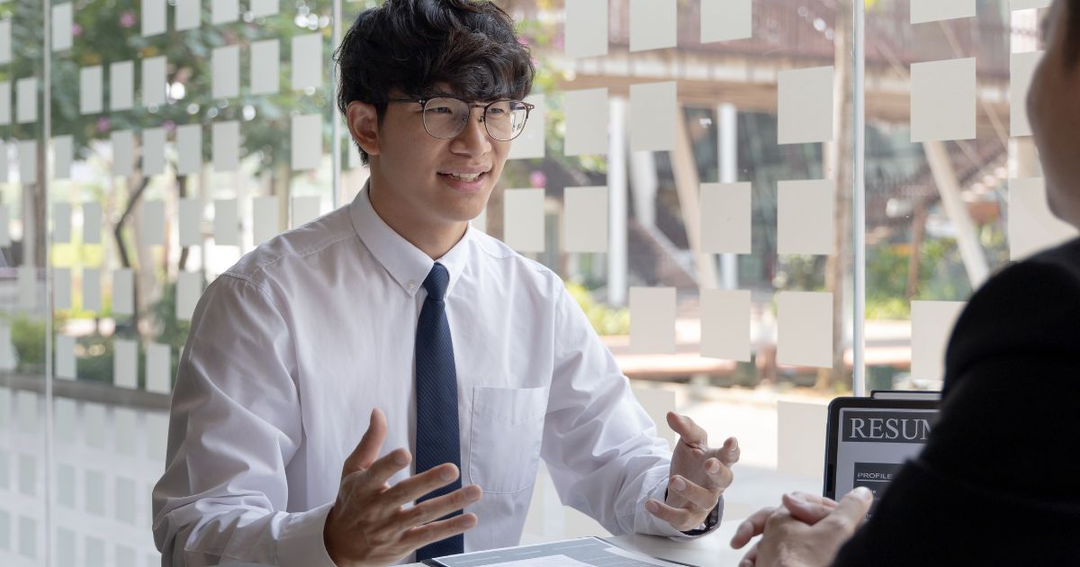 面接の受け答えをしている男性