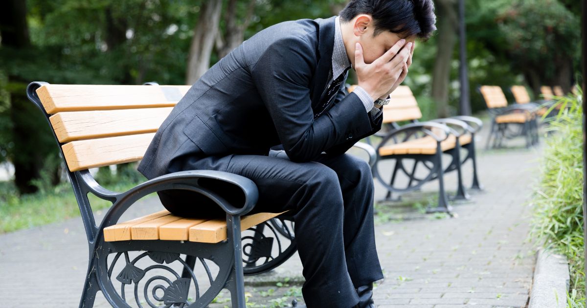 頭を抱えている男性