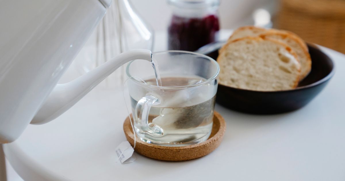コップに白湯を注いでいる
