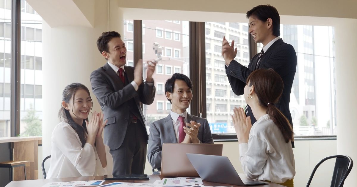 オフィス内で談笑している男女