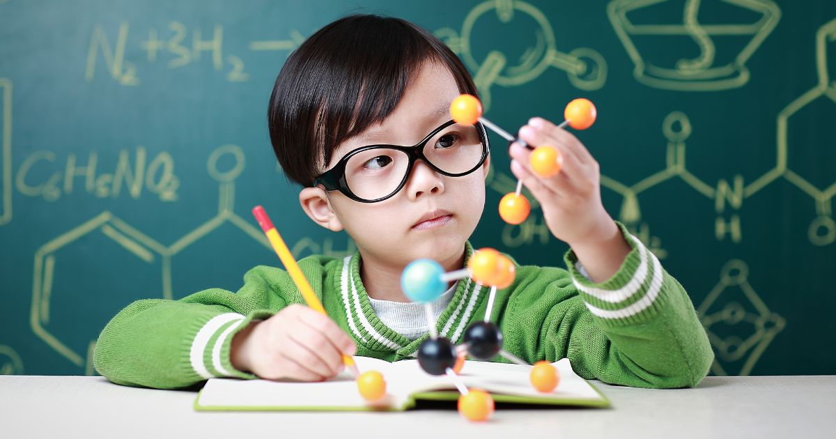 勉強している子供