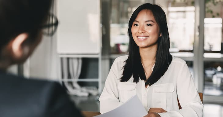 英語の勉強の成果を面接で発揮する女性