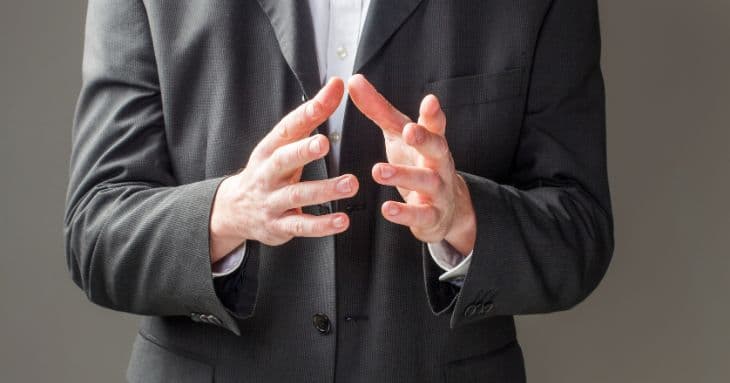 英語が出てこずジェスチャーで接客対応するスタッフ