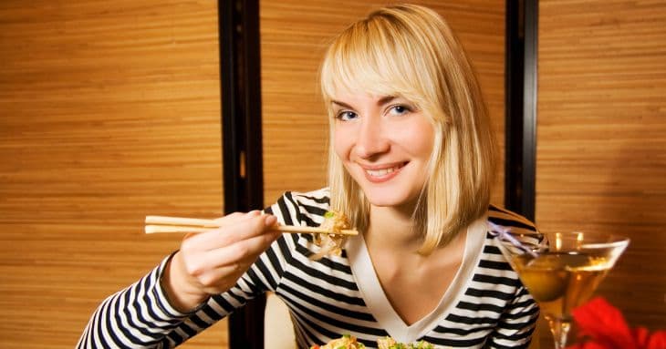 日本食を楽しむ外国人観光客
