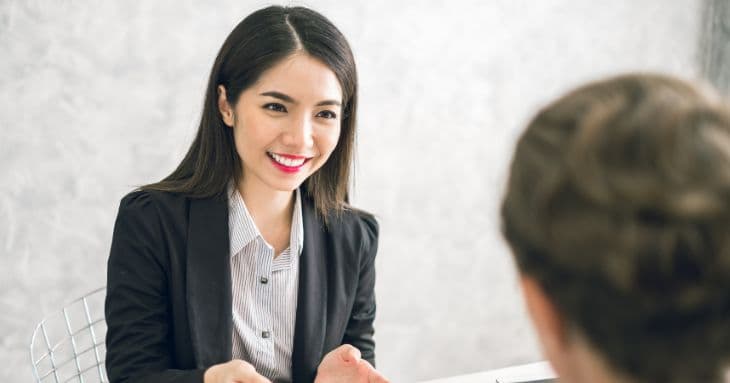 英語で堂々と面接する志望者