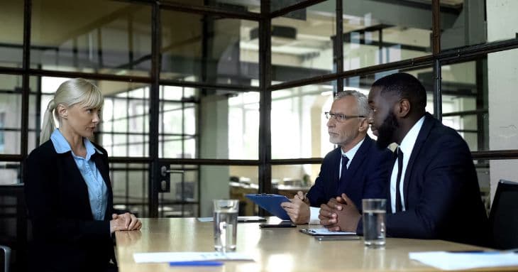 英語面接で想定外の質問に沈黙する女性