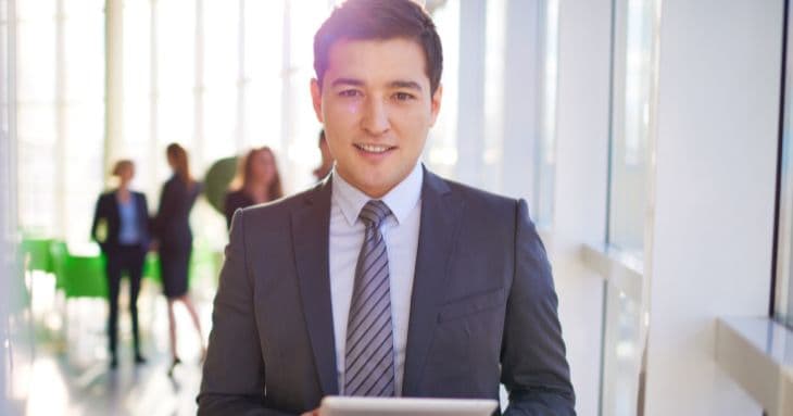 英語面接前に自信のある表情を浮かべる男性