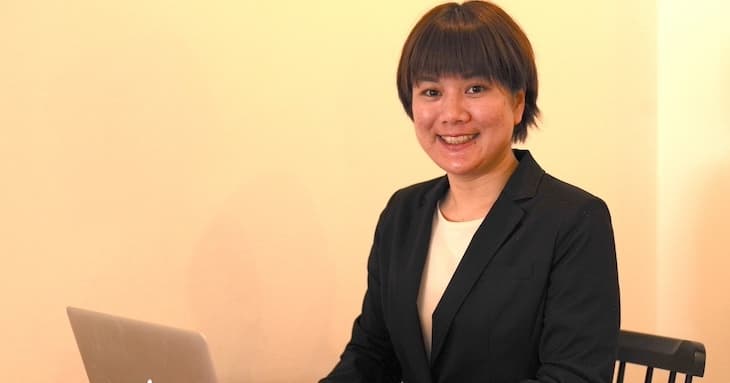 パソコンで作業をする中川トレーナー
