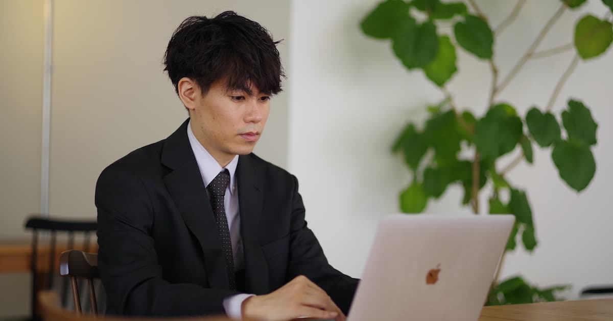 トレーニングプランを確認する大東トレーナー