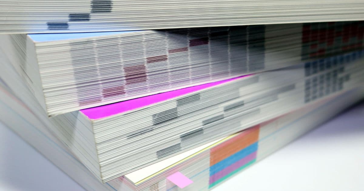 TOEICの参考書に付箋が貼られている