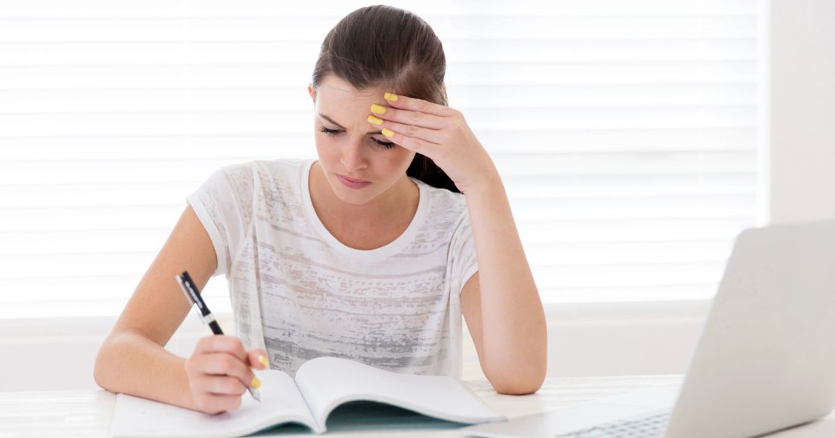 TOEICリスニング対策の参考書を独学を進めるのに苦労している女性