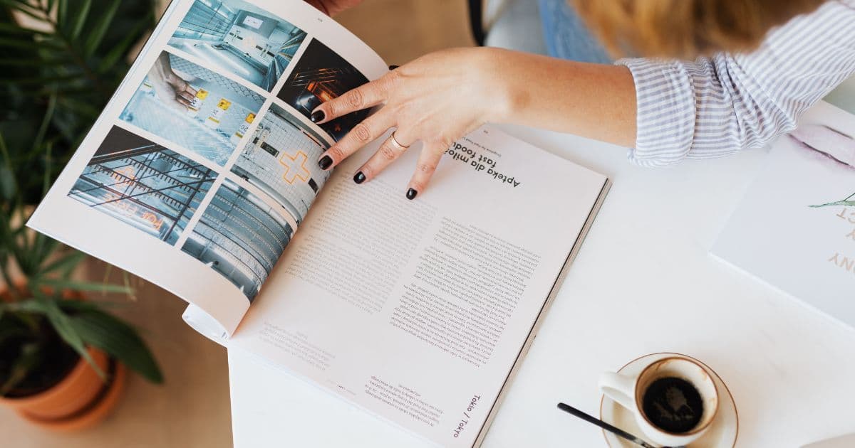 TOEIC800点に向けて英語雑誌を速読する女性