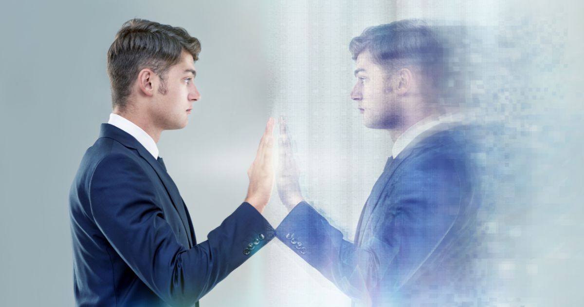 未来の自分を見つめているイメージ
