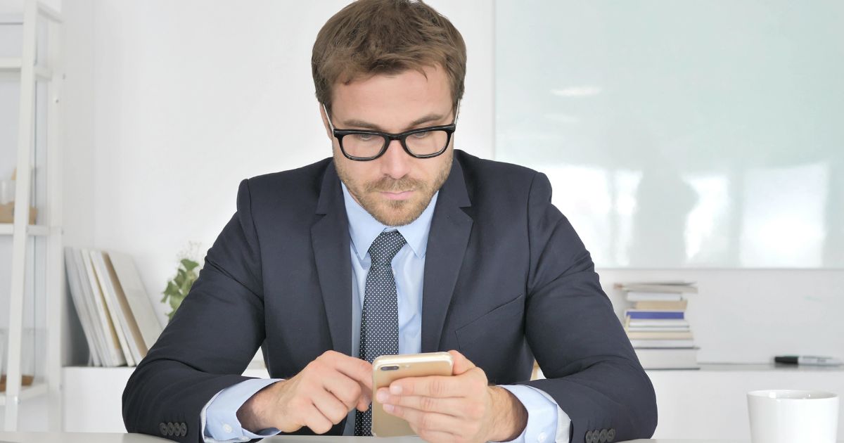 ビジネスチャットを送る男性