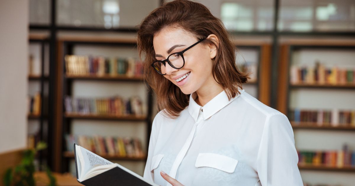 柔らかい表情で音読する女性