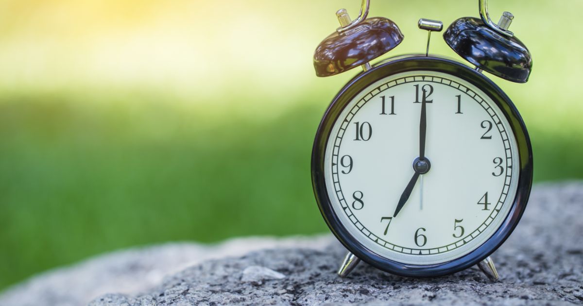 7時を指す目覚まし時計