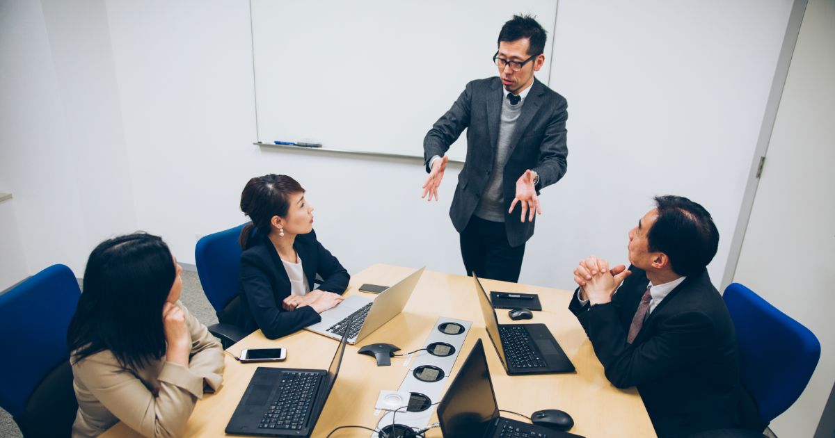 ä¼è°ä¸ã®4人