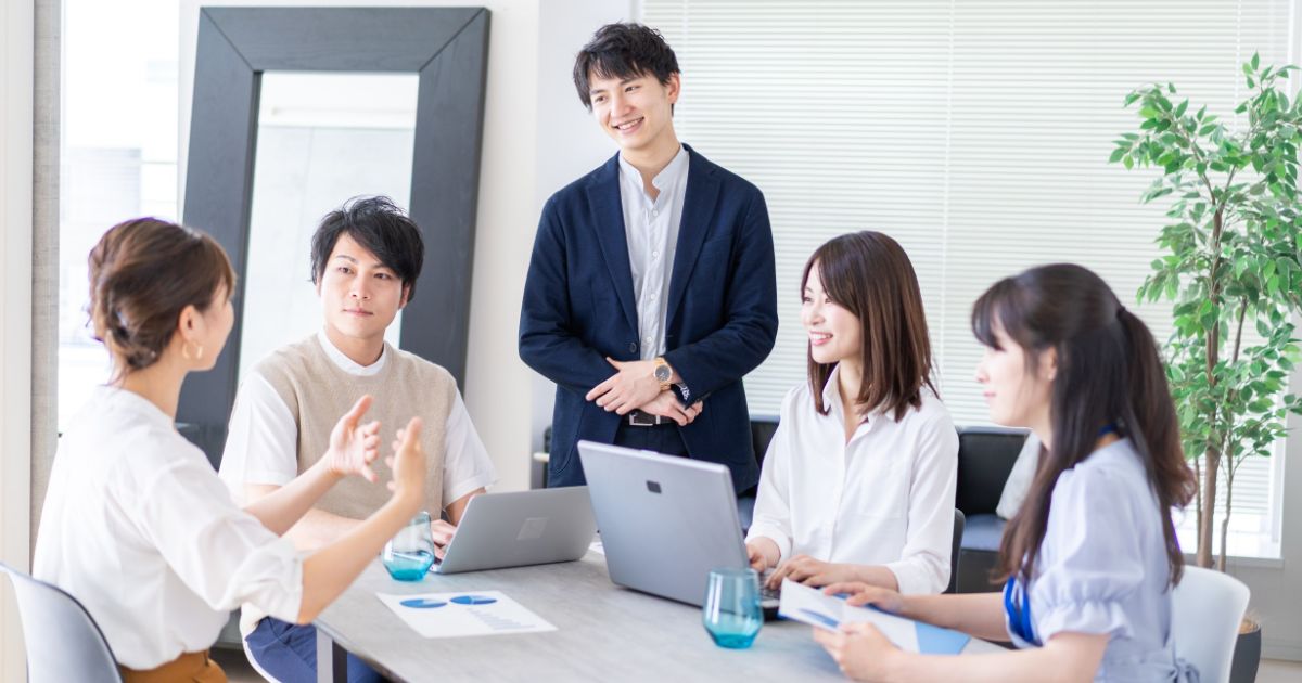 è‹¥æ‰‹ã®ãƒ“ã‚¸ãƒã‚¹ã‚·ãƒ¼ãƒ³ã€‚ç¬‘é¡”