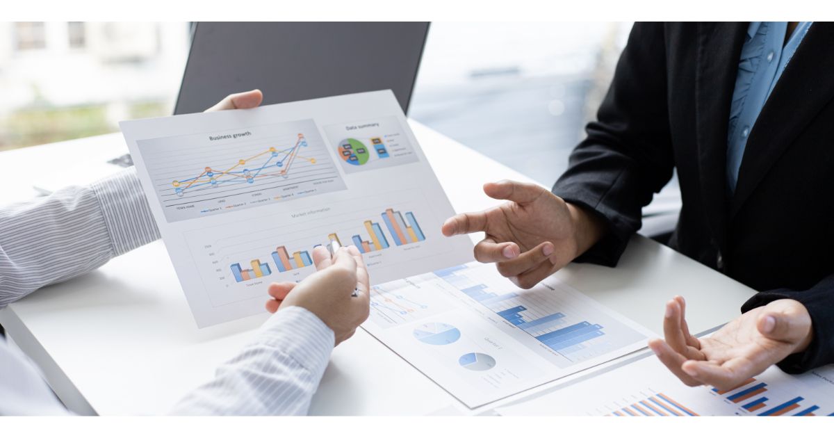 資料を説明する手元の写真