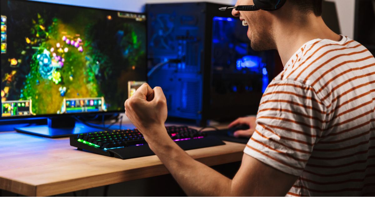 ゲーム中、ガッツポーズをする男性