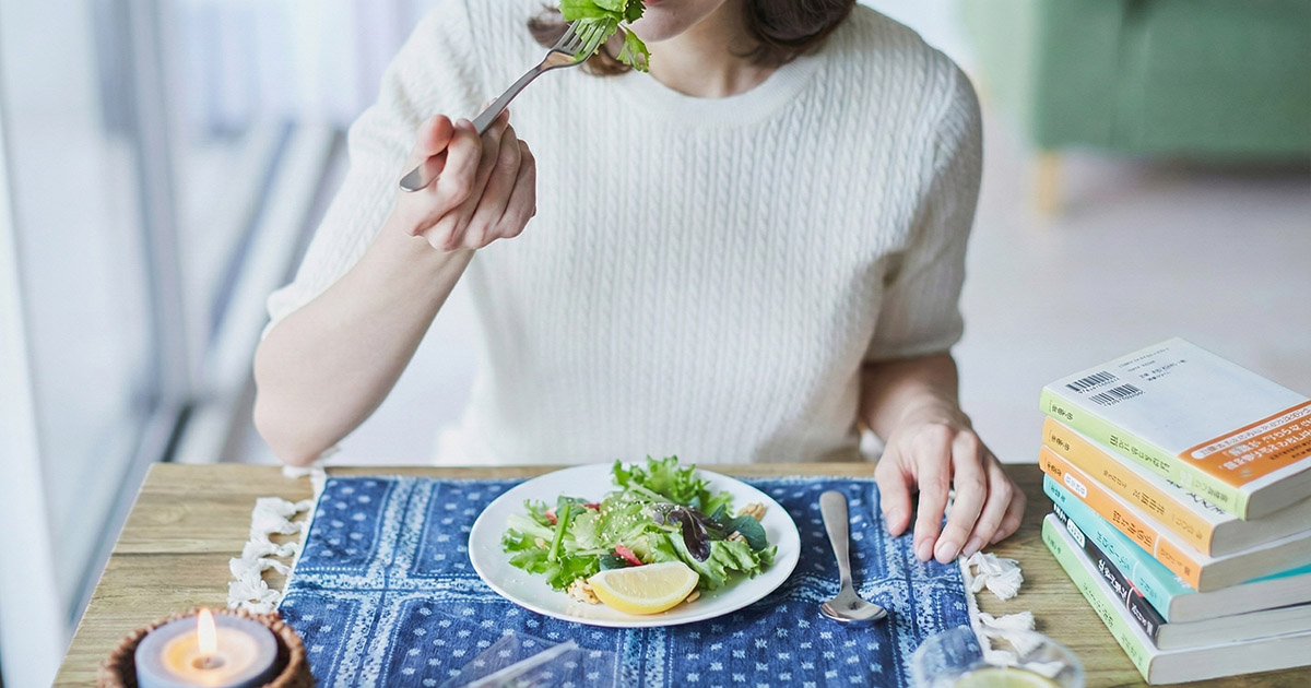ダイニングテーブルのうえに開いた状態で置かれた紙の本