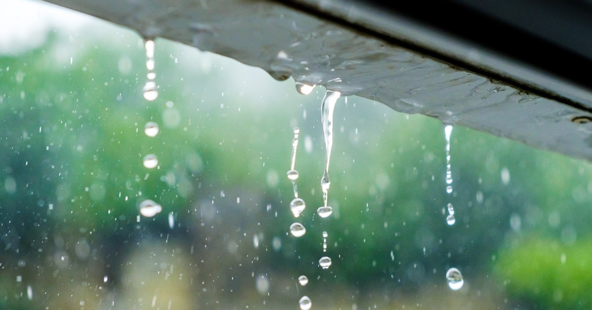 雨水が屋根から滴り落ちる様子