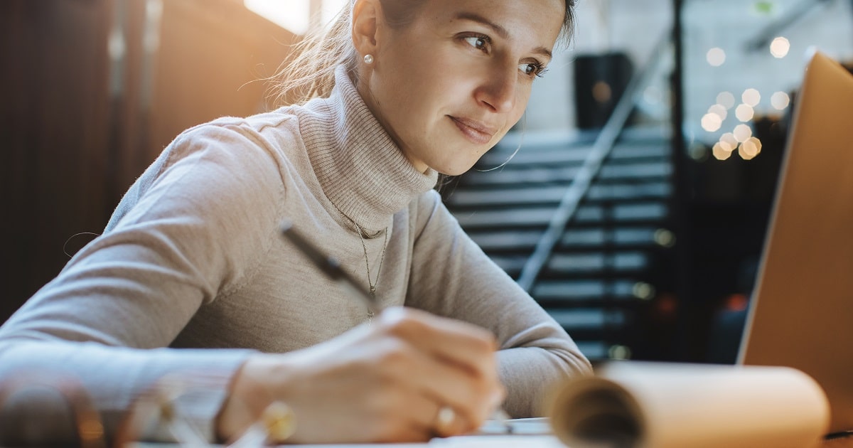 いまの仕事でしっかりと実績をつくろうと頑張るビジネスパーソン