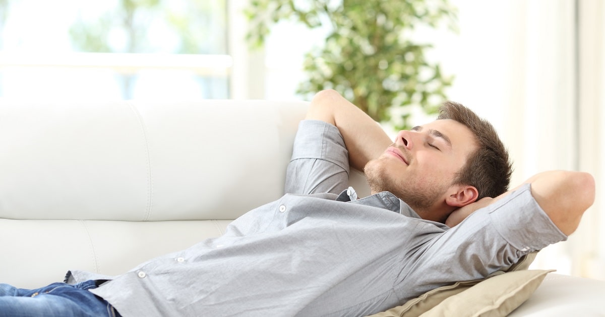 勉強の合間に休憩する学生あるいはビジネスパーソン