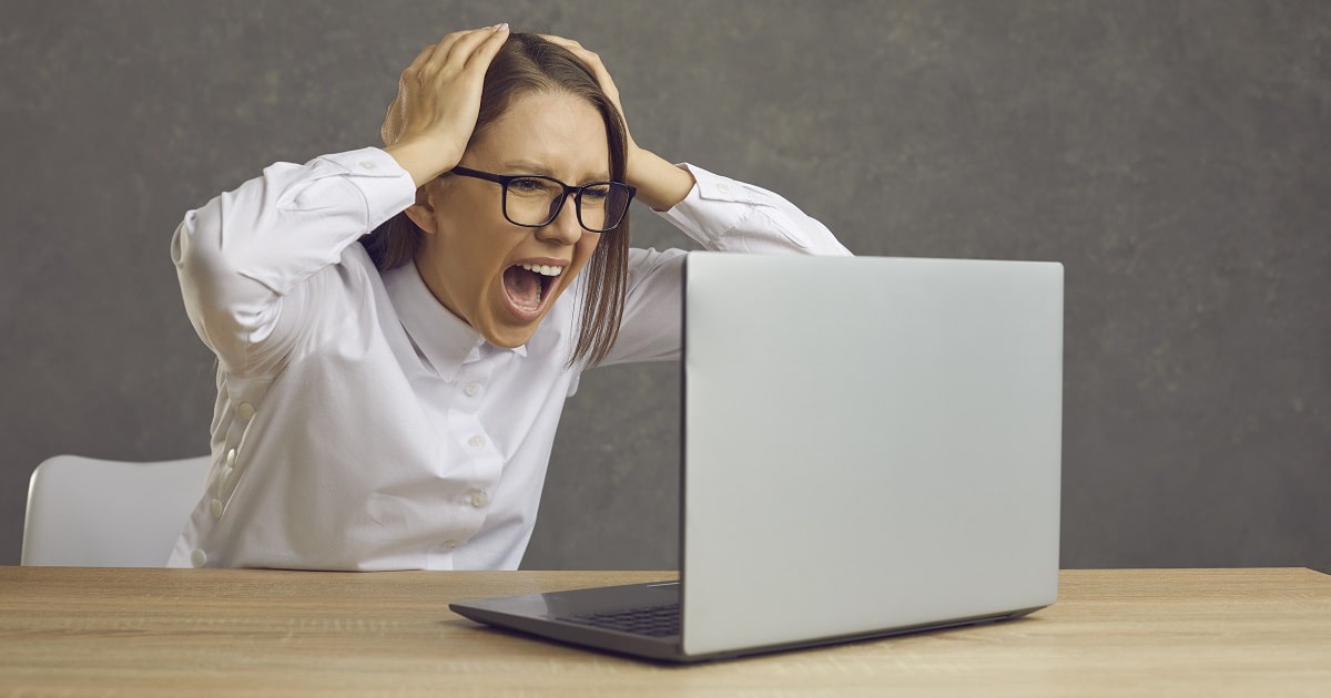 パスワードを思い出せず、パニックになるビジネスパーソン