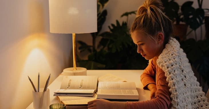 仕事を終えて帰宅後に勉強する女性