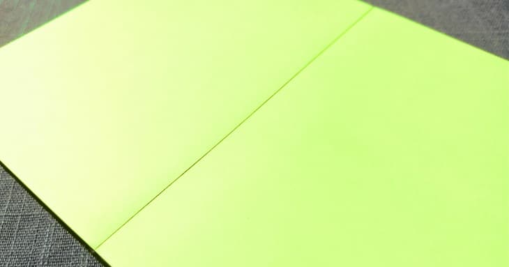 ノートの見開きが真っ平らに開いている様子