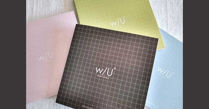 「w/U ノート付箋 スクエア」の各色を重ねて撮影したもの。