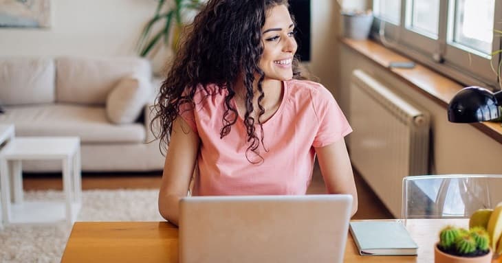 ネットショッピングをして、今日のうちに注文しようと考えている女性