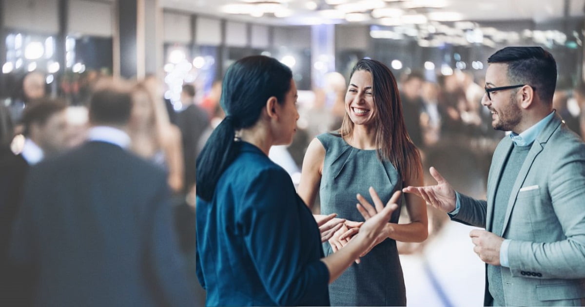 異業種交流会で楽しそうに話すビジネスパーソンたち