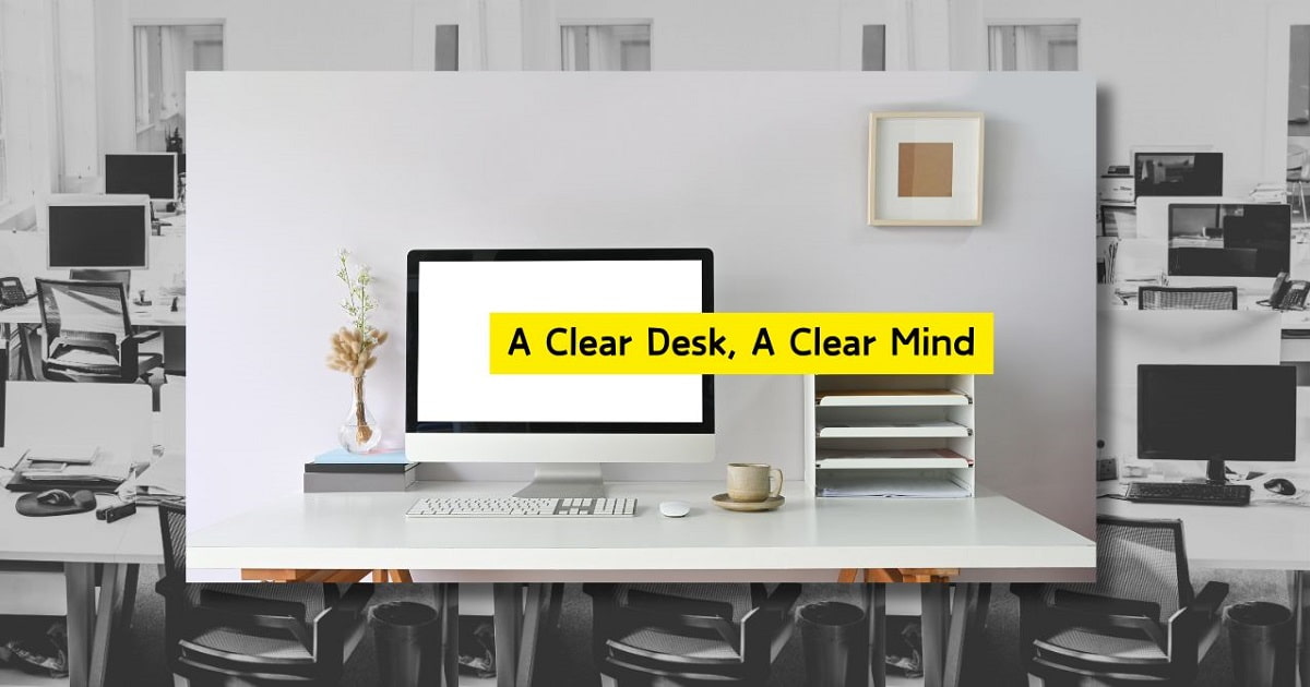 乱雑なオフィスを背景に "A Clear Desk, A Clear Mind" の文字と共に整理整頓された仕事机が中央に配置されている。