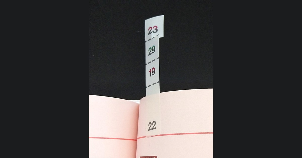 途中まで切った付箋のアップ