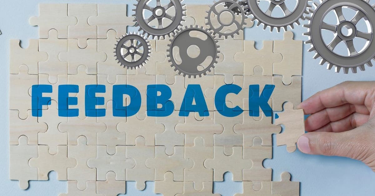 パズルと歯車とFEEDBACKの文字