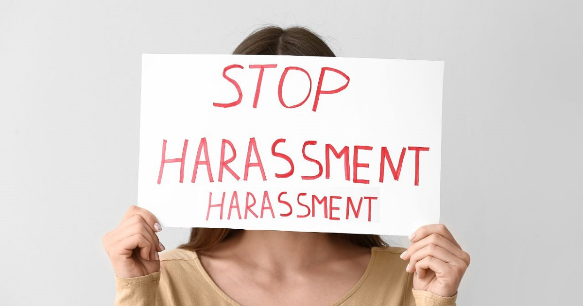 「STOP harassment」の下に小さく「harassment」の文字