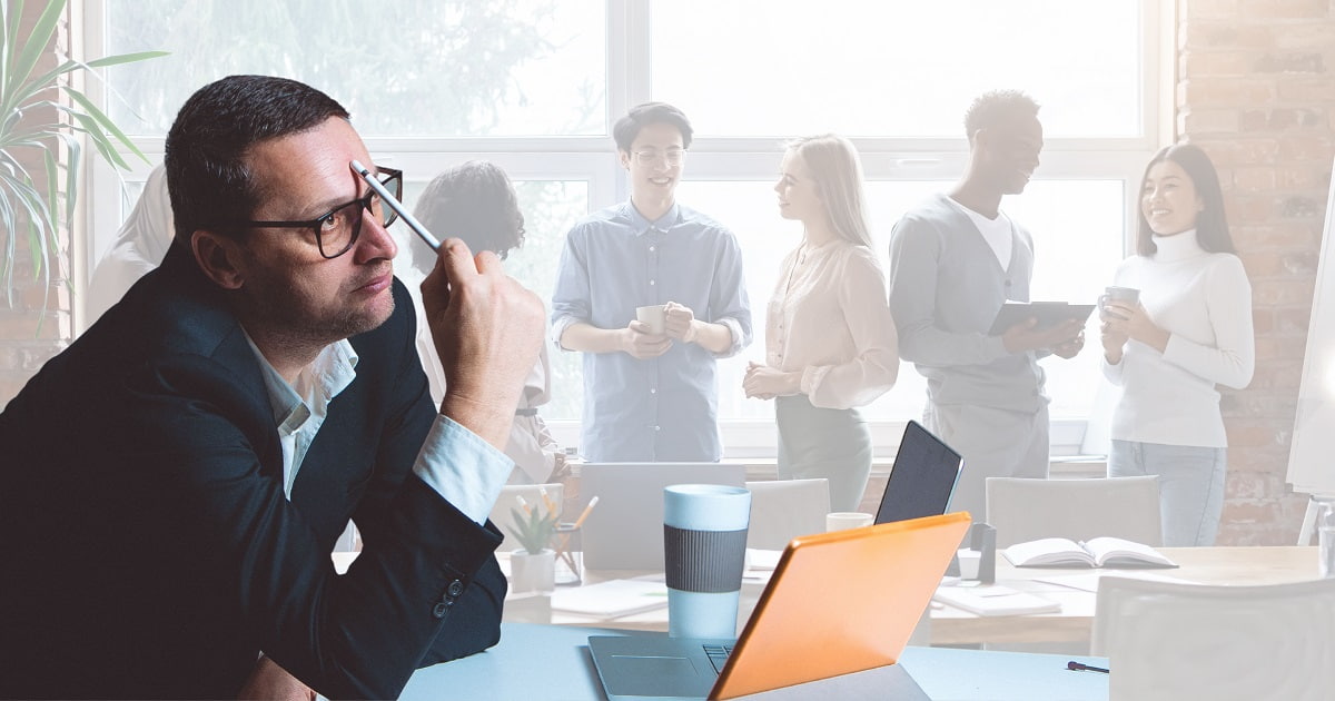 部下のことを考えながら頭を抱える上司